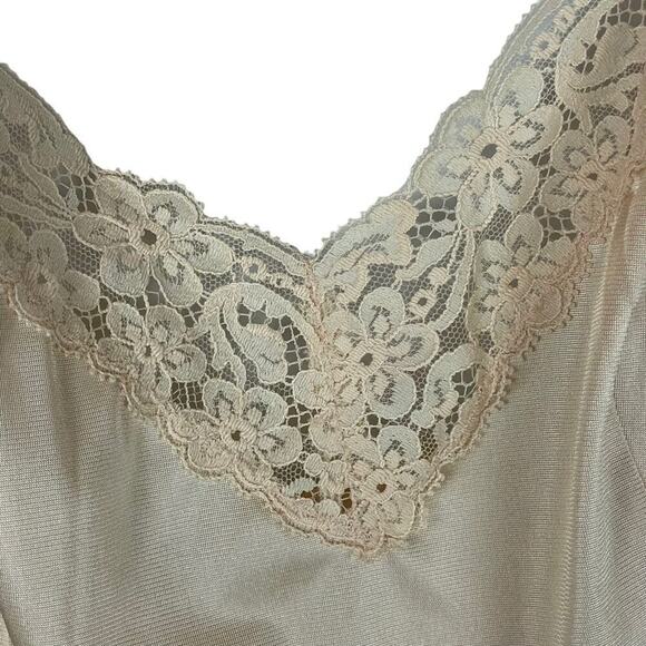 Vintage Vanity Fair gold lace trim slip size 34 - Picture 3 of 8